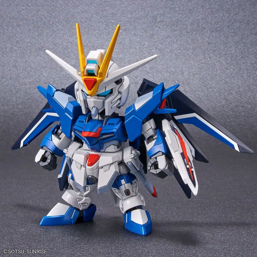 Mô hình lắp ráp SD GUNDAM EX-STANDARD RISING FREEDOM GUNDAM